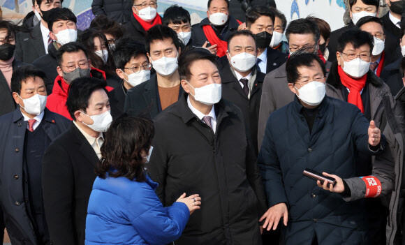 윤석열 국민의힘 대선 후보가 5일 제주 해군기지가 있는 제주 서귀포시 강정마을을 방문해 설명을 듣고 있다. 연합뉴스