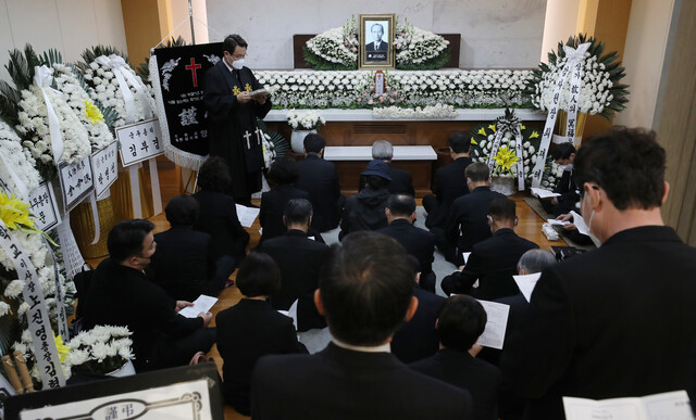 25일 아침 서울 서초구 카톨릭 서울성모병원 장례식장에서 한승헌 변호사의 발인예배가 진행되고 있다. 김태형 기자 xogud555@hani.co.kr