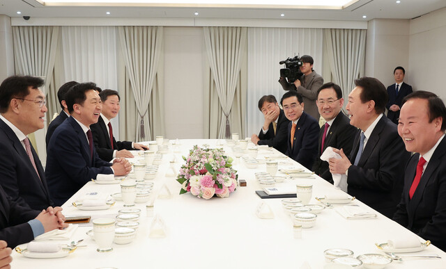 윤석열 대통령이 13일 서울 용산구 대통령실에서 김기현 당대표 등 국민의힘 신임 지도부와 만찬회동을 하고 있다. 대통령실 제공