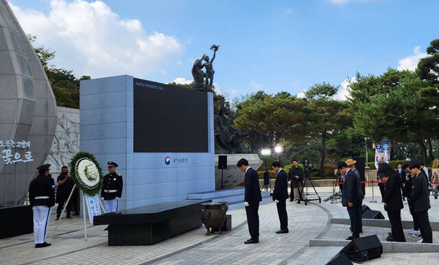 3일 광주광역시 서구 학생독립운동기념탑에서 열린 제94주년 학생독립운동 기념식에서 참석자들이 묵념하고 있다. 김용희 기자 kimyh@hani.co.kr