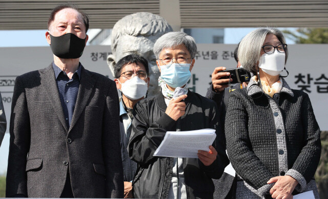 한진중공업 해고자 김진숙씨(앞줄 왼쪽 둘째)가 10월20일 오전 서울 종로구 전태일다리에서 열린 한진중공업 해고자 김진숙 복직촉구 사회 각계각층 원로선언에서 발언하고 있다. 백소아 기자 thanks@hani.co.kr