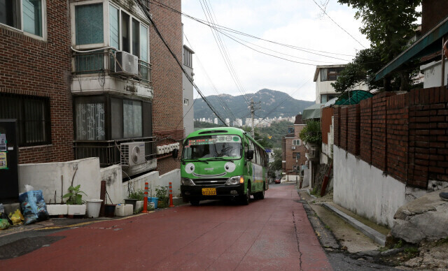 서울 홍은동 이면도로를 운행하고 있는 마을버스. 한겨레 자료사진