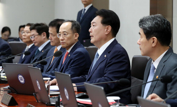 윤석열 대통령이 12일 용산 대통령실에서 열린 국무회의에서 발언하고 있다. 연합뉴스