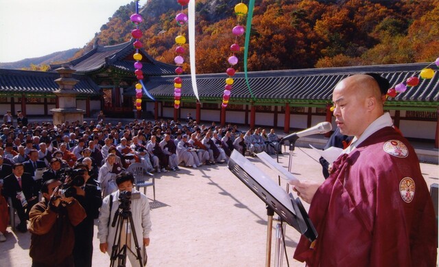 지난 2005년 개성 영통사에서 한 복원 기념식에서 복원 과정을 보고하는 무원 스님