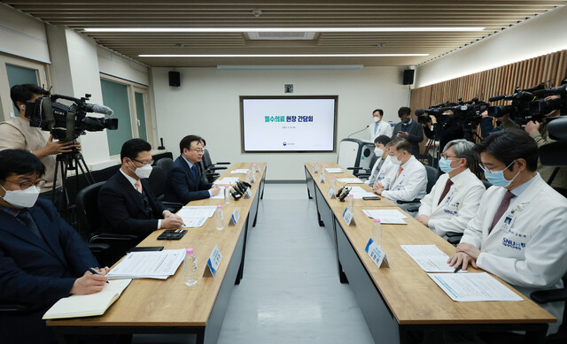 조규홍 보건복지부 장관(왼쪽 세 번째)이 31일 오후 서울 종로구 서울대 어린이병원 회의실에서 필수의료 지원대책 현장간담회에 참석해 발언하고 있다. 연합뉴스