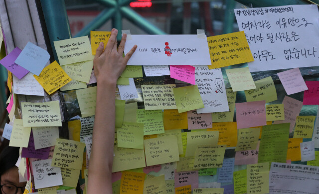 지난달 20일 미국 버지니아주 페어팩스에 자리한 전미총기협회(NRA) 본사 앞에 시민들이 모여 올랜도 총기 난사 사건으로 숨진 49명의 희생자 사진이 붙은 손팻말을 들고 총기규제를 촉구하는 시위를 벌이고 있다. 페어팩스/UPI 연합뉴스