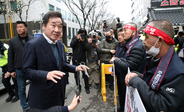 더불어민주당 이낙연 코로나19국난극복위원장이 27일 오전 서울 영등포구 여의도 민주당 당사 앞에서 시위 중이던 전국주한미군한국인노동조합원들과 만나 대화하고 있다. 연합뉴스