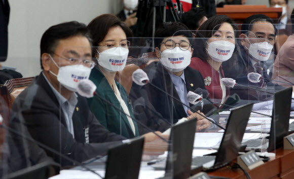 26일 서울 여의도 국회에서 열린 국회 운영위원회의 청와대 국정감사가 야당 의원들의 대장동 문구 관련 마스크 착용 논쟁으로 정회되자 야당 의원들이 항의하고 있다. 국회사진기자단