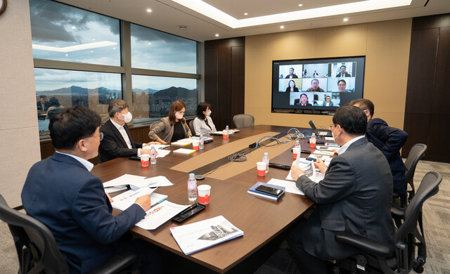 정만기 무역협회 부회장(맨 왼쪽)이 6일 오후 서울 강남구 무역센터에서 11개 무협 해외지부와 더불어 화상으로 ‘긴급 주요시장별 무역대책 회의’를 열고 있다. 무역협회 제공