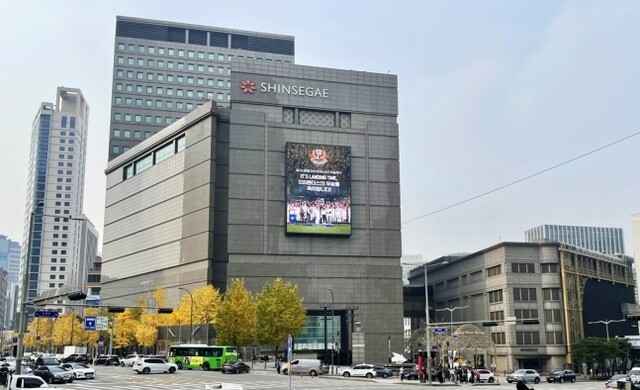 SSG랜더스 우승 축하 광고가 실린 신세계백화점 외벽. 신세계그룹 제공