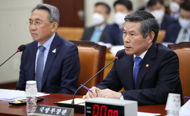 정경두 국방부 장관이 29일 국회 국방위원회 전체회의에서 김정은 북한 국무위원장의 ‘건강 이상설’과 관련한 의원들의 질문에 답변하고 있다. 연합뉴스