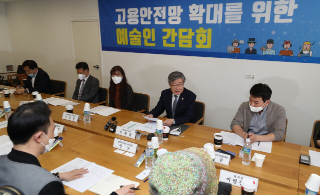 이재갑 고용노동부 장관이 지난 5월14일 오전 서울 종로구 국립현대미술관 서울관에서 열린 ‘고용안전망 확대를 위한 예술인 간담회’에서 참석자들과 이야기를 하고 있다. 이종근 기자 root2@hani.co.kr