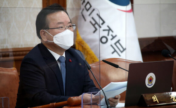 김부겸 국무총리가 14일 정부서울청사에서 열린 제54회 국무회의를 주재하고 있다. &lt;연합뉴스&gt;