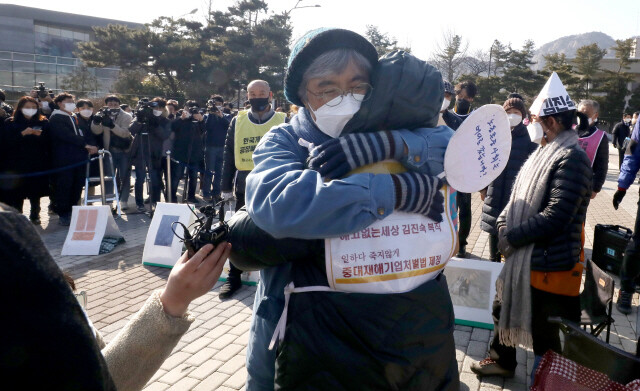 지난해 2월7일 민주노총 부산본부 김진숙 지도위원이 ‘복직기윈 희망 뚜벅이행진’ 마지막 복적지인 서울 청와대 앞 분수광장에 도착해 인사를 나누고 있다. 공동취재사진