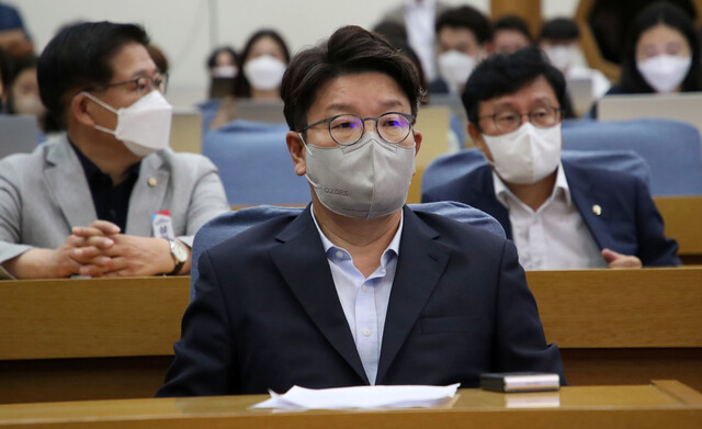 국민의힘 권성동 당대표 직무대행 겸 원내대표가 지난 5일 서울 여의도 국회에서 열린 국민의힘 제4차 상임전국위원회에서 자리에 앉아 있다. 공동취재사진