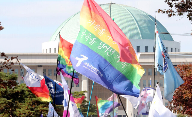 차별금지법 연내 제정을 촉구하며 지난달 12일 부산을 출발한 도보행진단 이종걸 활동가와 이날 서울 금천구청에서 출발한 도보행진단이 10일 행진 도착지인 국회 앞으로 행진하고 있다. 김태형 기자 xogud555@hani.co.kr