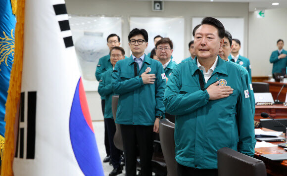 윤석열 대통령이 18일 용산 대통령실에서 열린 국무회의에서 국기에 경례하고 있다. 연합뉴스