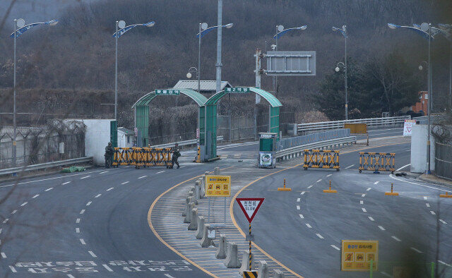 2016년 2월11일 오후 경기도 파주시 도라산 남북출입사무소가 북한의 개성공단 인원 전원 철수 방침을 통보받은 뒤 폐쇄되고 있다. 신소영 기자 viator@hani.co.kr