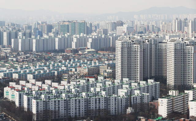 지난해 ‘12ㆍ16 부동산 대책’ 뒤 서울 집값은 진정세인 반면, 경기도 수원과 용인, 성남 지역에선 집값이 빠르게 오르고 있다. 수원 시내 한 아파트 단지. &lt;연합뉴스&gt;