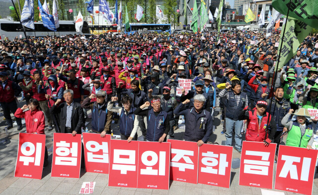 2017년 4월26일 세계 산재사망 노동자 추모의 날(28일)을 앞두고 민주노총이 서울 종로 보신각 앞에서 투쟁결의대회를 열어 ‘건강한 일터와 안전한 사회’를 위한 개혁을 요구하고 있다. 김정효 기자 hyopd@hani.co.kr