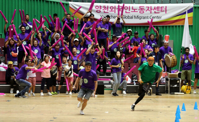 2019년 9월1일 서울 송파구 잠실실내체육관에서 열린 제9회 서울시 외국인노동자 체육대회에서 참가자들이 이어달리기를 하며 즐거운 시간을 보내고 있다.강창광 기자 chang@hani.co.kr