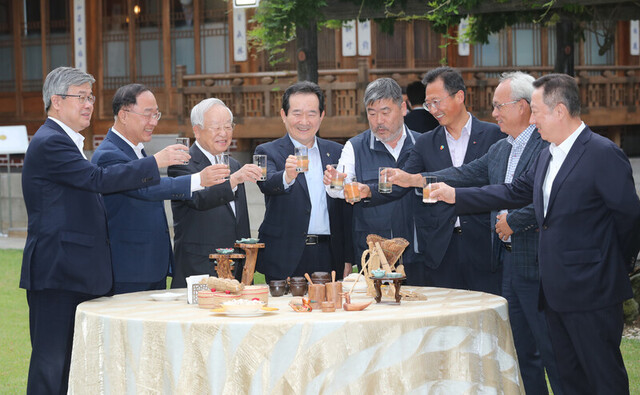 정세균 국무총리(왼쪽 넷째) 주재로 18일 저녁 서울 삼청동 총리공관에서 열린 2차 노사정 대표자회의에서 참석자들이 건배를 하고 있다. 왼쪽부터 이재갑 노동부 장관, 홍남기 부총리 겸 기획재정부 장관, 손경식 경총 회장, 정 총리, 김동명 한국노총 위원장, 김명환 민주노총 위원장, 문성현 경제사회노동위원회위원장, 박용만 대한상의 회장. 강창광 선임기자 chang@hani.co.kr