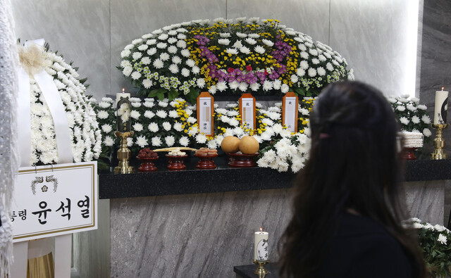 질병과 생활고에 시달리다 숨진 채 발견된 ‘수원 세 모녀’ 빈소가 마련된 경기도 수원시 중앙병원 장례식장에서 25일 오후 시민들이 조문하고 있다. 윤운식 선임기자 yws@hani.co.kr