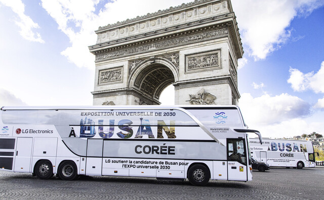 오는 28일(현지시각) 제173회 국제박람회기구(BIE) 총회가 열리는 프랑스 파리에서 ‘부산 엑스포’ 유치를 홍보하는 버스가 개선문 앞을 지나고 있다. LG 제공