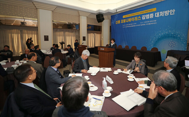 5일 오전 서울 중구 한국프레스센터에서 열린 한국과학기술단체총연합회·한국과학기술한림원의 ‘신종 코로나바이러스 감염증 대처방안’ 공동 원탁토론회에서 김명자 한국과학기술단체총연합회 회장이 개회사를 하고 있다. 연합뉴스