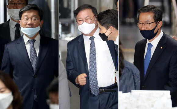 더불어민주당 원내대표 후보인 전해철(왼쪽부터), 김태년, 정성호 의원이 27일 서울 여의도 국회에서 열린 더불어민주당-더불어시민당 제21대 국회의원 당선자(초선) 워크숍에 입장하고 있다. 연합뉴스.