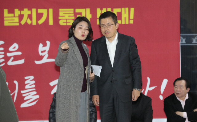 지난 2019년 12월 국회에서 열린 ‘문재인 정권 좌편향 교과서 긴급진단’ 정책간담회에서 황교안 당시 자유한국당 대표와 전희경(왼쪽) 당시 의원이 이야기하고 있다.강창광 선임기자 chang@hani.co.kr