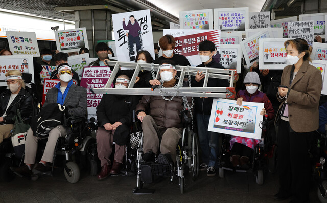 31일 오전 서울 경복궁역에서 최용기 한국장애인자립생활센터협의회 회장이 삭발을 하기 앞서 장애인 권리예산 확보를 촉구하고 있다. 연합뉴스