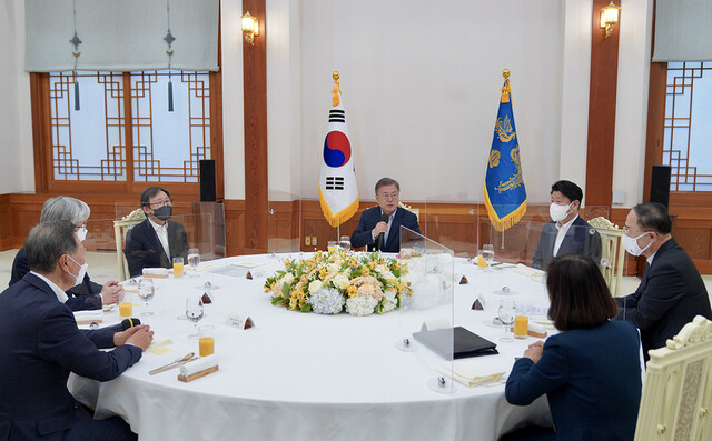 문재인 대통령이 7일 청와대 본관에서 한국판 뉴딜 격려 오찬 간담회를 열고 있다. 청와대 제공