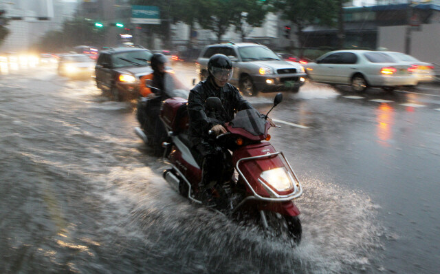 서울에 폭우가 쏟아진 2011년 7월26일 저녁 마포구 공덕동 만리재길에서 차량들이 빗줄기를 뚫고 달리고 있다. 서울에는 이날부터 사흘 동안 587.5㎜의 기록적인 비가 내렸다. <한겨레> 자료사진