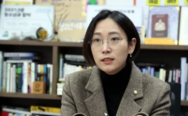 장혜영 정의당 의원이 18일 오후 국회 의원회관에서 한겨레와 인터뷰를 하고 있다.김경호 선임기자 jijae@hani.co.kr