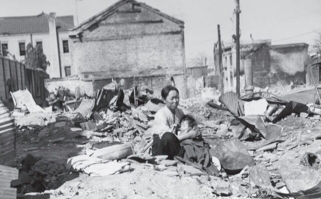 1951년 3월 폐허가 된 집터에서 어린 아이를 안고 망연자실하게 앉아 있는 여성.광주시교육청 제공