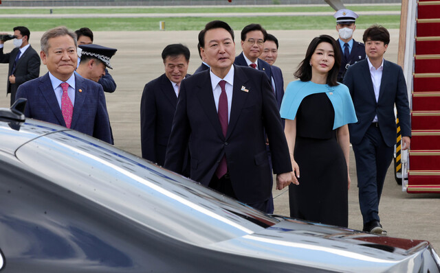 윤석열 대통령이 스페인 출장을 마치고 1일 오전 경기 성남 서울공항에 도착해 이준석 국민의힘 대표 등 영접나온 인사들과 인사한 뒤 차량으로 향하고 있다. 대통령실사진기자단