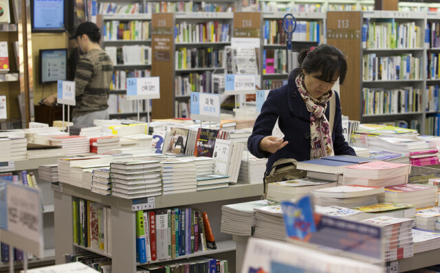 서울 종로구 교보문고에서 책을 보는 시민들. &lt;한겨레&gt; 자료사진