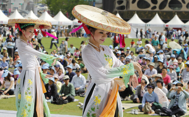 2011년 5월8일, `2011 지구촌한마당축제'가 열린 서울광장을 찾은 시민들이 화창한 햇빛 아래 잔디밭에 앉아 베트남 공연단의 춤과 노래를 즐기고 있다. 김정효 기자 hyopd@hani.co.kr