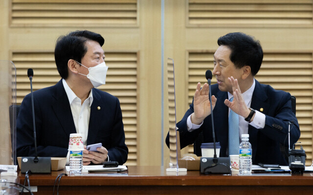 김기현 국민의힘 의원(오른쪽)과 안철수 의원이 지난해 7월 국회 의원회관에서 열린 ‘혁신 24 새로운 미래’의 두번째 모임인 ‘경제위기 인본 혁신생태계로 극복하자!’에 참석해 대화하고 있다. 공동취재사진