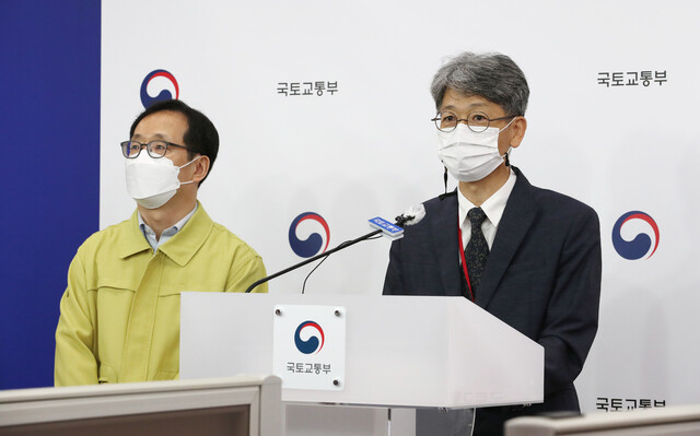 이영욱 중앙건축물사고조사위원회 위원장(오른쪽)과 김흥진 국토교통부 국토도시실장이 9일 오전 세종시 정부세종청사에서 지난 6월9일 광주 재개발 현장에서 발생한 해체공사 붕괴사고 조사 결과를 발표하고 있다. 연합뉴스