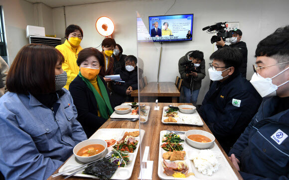 심상정 정의당 대선 후보가 8일 오후 경기도 안산시 단원구 유성식당에서 시화공단 작은 공장 노동자들을 만나 식사하며 대화하고 있다. 공동취재사진