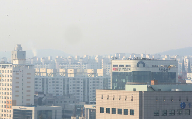 수도권과 대전·충청권에 고농도 미세먼지 비상저감조치가 시행된 7일 오전 대전 도심이 미세먼지와 안개로 뿌옇다.연합뉴스