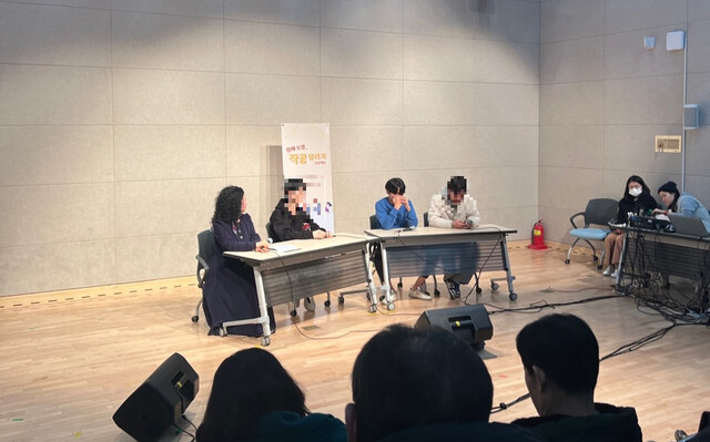 지난 24일 서울 은평구 구립구산동도서관마을에서 열린 ‘함께도생, 작공살리기 프로젝트’ 후원의 밤 행사. ‘작공’ 대표 장보성(57) 선생님과 작공 학생들이 ‘나에게 작공은’ 순서를 진행하고 있다. 작공 제공