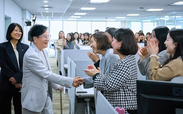 이재현 씨제이(CJ)그룹 회장이 지난 9일 서울 용산구 올리브영 본사를찾아 직원들과 인사하고 있다. CJ그룹 제공