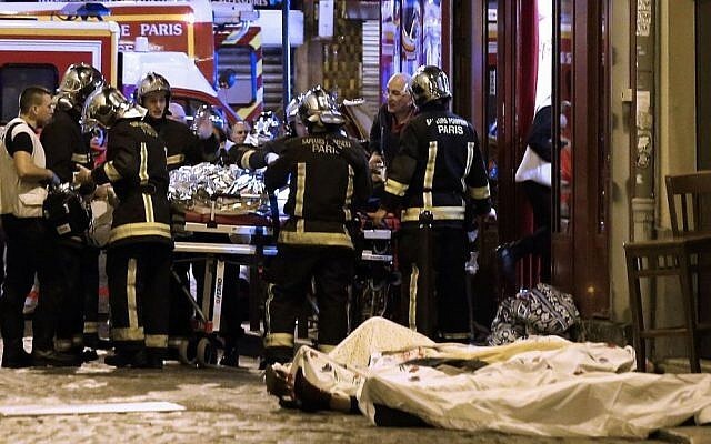 2015년 11월13일 프랑스 파리의 10번 구역에서 구조대원들이 테러 피해자들을 구조하고 있다. 이날 파리 전역에서 동시 다발 테러가 일어나 프랑스 시민 130명이 죽었다. 파리/AP 연합뉴스