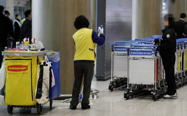 사내하청업체에서 일하는 인천공항 직원들이 인천 중구 영종도 인천공항에서 카트를 정리와 청소를 하고 있다. 인천공항/김명진 기자 littleprince@hani.co.kr