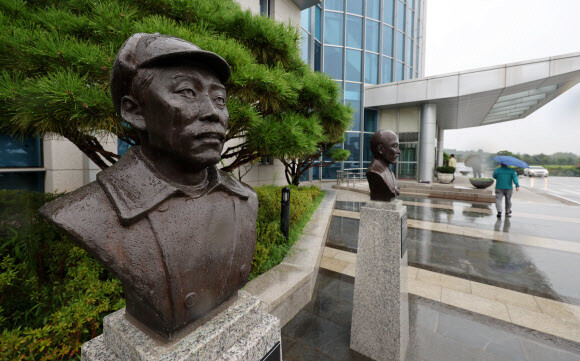 서울 용산구 국방부 청사 앞에 설치된 홍범도 장군 흉상 모습. 연합뉴스