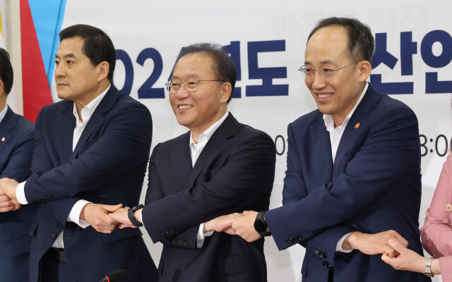 지난 8월23일 오전 국회에서 열린 2024년도 예산안 관련 당정협의회에서 추경호 경제부총리 겸 기획재정부 장관(왼쪽 셋째)과 윤재옥 국민의힘 원내대표(왼쪽 둘째) 등이 기념사진을 찍고 있다. 김봉규 선임기자 bong9@hani.co.kr