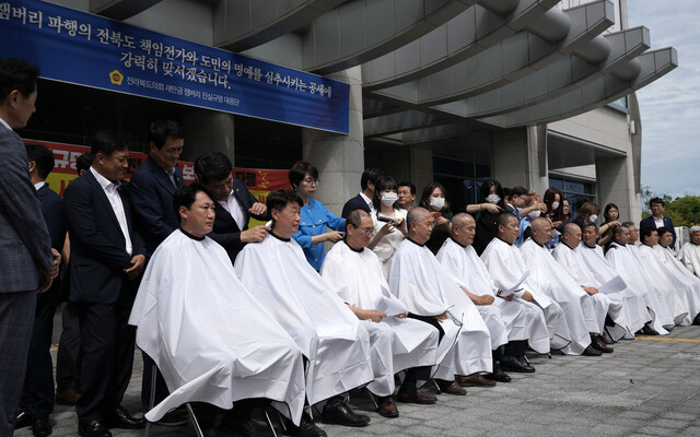 지난 5일 전북도의회 앞에서 도의원 14명이 정부의 새만금 사업 예산 삭감 등에 반발해 삭발하고 있다. 전북도의회 제공